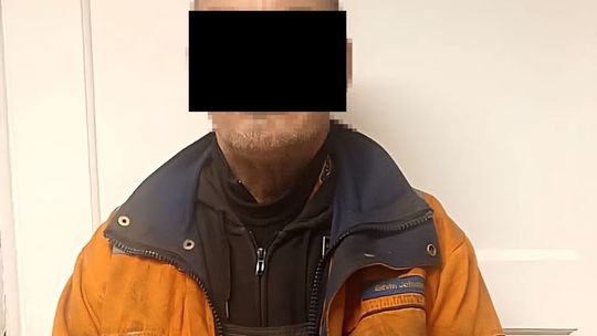 Recydywista zaatakował na przystanku. Wykręcał palce seniorce, próbował wyrwać torebkę rozbój_Markuszów