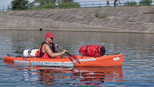 Recykling-rejs: Płynie kajakiem i promuje segregację śmieci