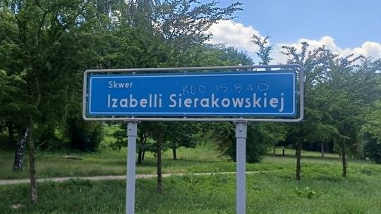 „Red is bad” na skwerze Sierakowskiej. Działacz Nowej Lewicy: Ikona walki o równość