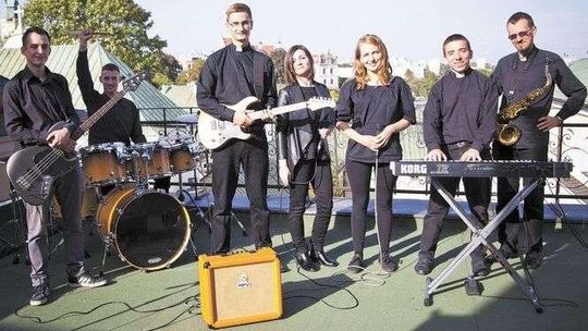 Reggae w koloratkach. Lubelscy księża grają koncerty i wydają płyty [wideo]