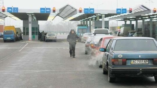 Rejestrują samochody wspólnie z Ukraińcami. Rekordzista ma ponad 300. Dlaczego to robią?