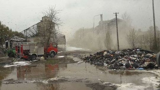 Rejowiec Fabryczny: Od rana płonie magazyn paliw alternatywnych