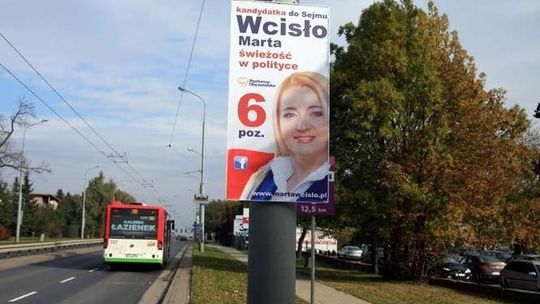Reklam wyborczych na latarniach w Lublinie wieszać nie wolno. Ale plakaty miejskiej radnej zawisły