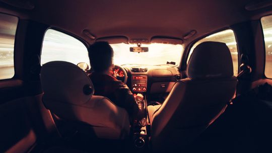 Reklamą  prosto w oczy. Kierowcy na rondzie są oślepiani