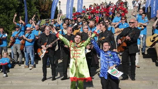Rekord Guinnessa w 50. rocznicę Sierżanta Pieprza. Zagrali The Beatles na schodach zamku