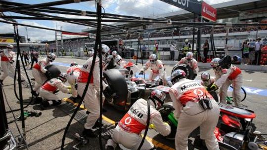 Rekord świata w Formule 1 - zmiana kół w 2,4 sek. (wideo)