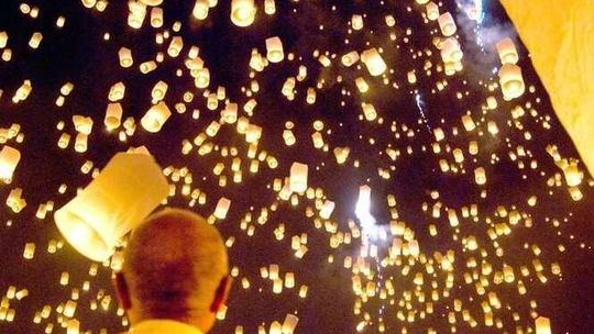 Rekord w puszczaniu lampionów w Lublinie? W tym czasie będą lądowały samoloty. Co na to PAŻP?
