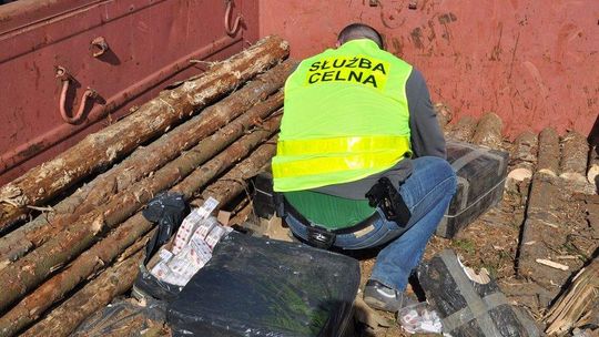 Rekordowy przemyt w wagonie z drewnem. Papierosy warte 720 tys. zł