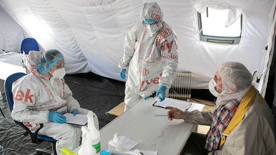 Rekordowy wzrost zakażeń koronawirusem w Polsce - 726 osób. Zmarło 18 chorych