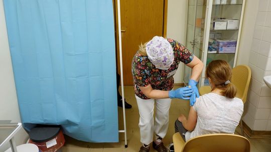 Rektor pisze do studentów Uniwersytetu Medycznego ws. szczepień. Nie wszystkim się to podoba