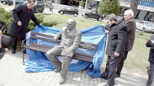 Rektor prof. Henryk Raabe na ławeczce