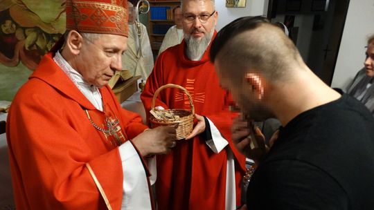 Religijna uroczystość za więziennymi kratami. Skazani przyjęli sakrament