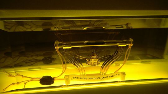 Relikwie Jana Pawła II trafiły do parafii w Chodlu