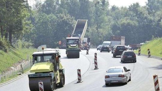 Remont drogi nr 17: Prostują zakręty w piekielnym żarze