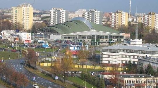 Remont w hali Globus. Parkiet aż zza oceanu