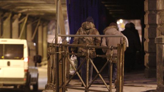 Remont wiaduktu przy ul. Kunickiego: Przechodnie chodzą po ciemku