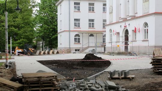 Remont z przerwą na matury. Coraz ładniej przy puławskim "Czartorychu"