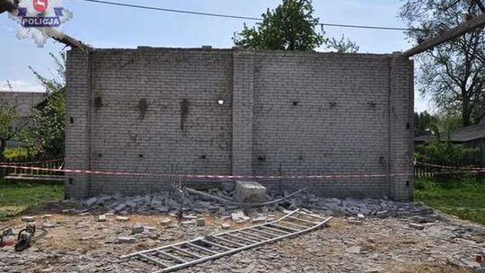 Remontował budynek, przewróciła się na niego ściana