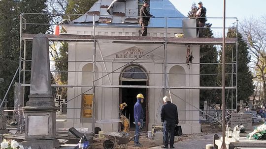 Remontują „białą” kaplicę na cmentarzu parafialnym w Chełmie