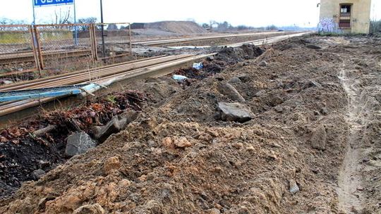 Remontują linie kolejową przy zabytkowym dworcu w Puławach [zdjęcia]