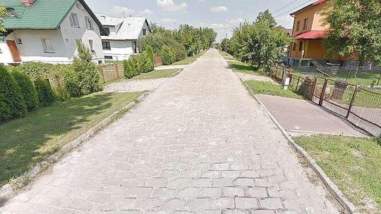 Remontują tory kolejowe, a przy okazji niszczą lokalną drogę