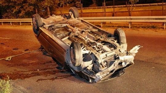 Renault dachował, wszyscy uciekli. Właściciel zgłosił się na policję