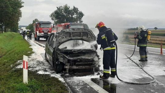 Renault stanęło w płomieniach podczas jazdy. To zwarcie instalacji elektrycznej