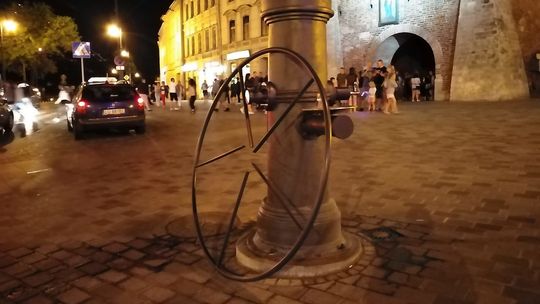 Replika studni przed Bramą Krakowską w Lublinie już uszkodzona