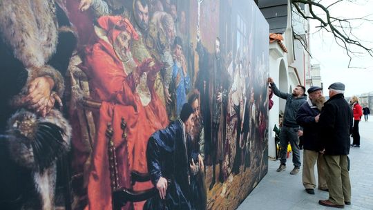 Reprodukcja obrazu Jana Matejki na deptaku w Lublinie. Też możesz być królem Polski