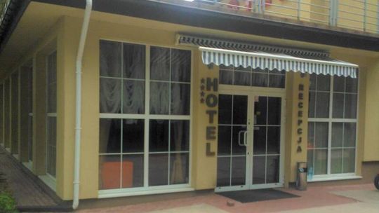 Resort Piaseczno. Nazwa \"hotel\" i cztery gwiazdki wzięte z sufitu 