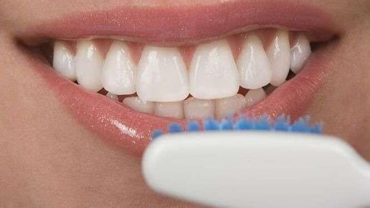 Rewolucja w pielęgnacji jamy ustnej – od szczoteczki tradycyjnej do elektrycznej i sonicznej… i jeszcze dalej 