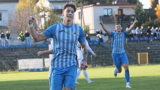 Rezerwowi odmienili derby w Tomaszowie, cztery czerwone kartki w Międzyrzecu i osiem goli lidera