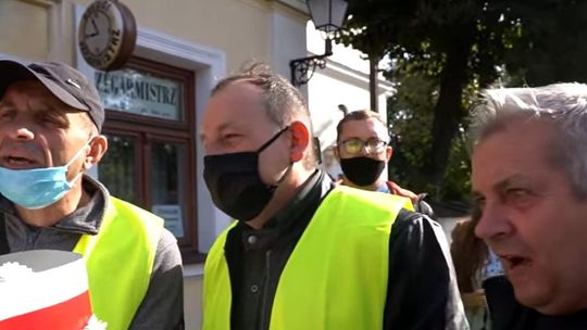 Riad Haidar na co dzień ratuje życie noworodków. Rolnik krzyczał o pośle: „Zdrajca, do Syrii!”