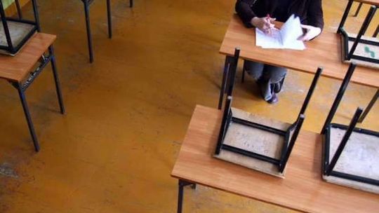 RIO nakazało łączenie szkół, kuratorium się nie zgadza. Co ma zrobić powiat?