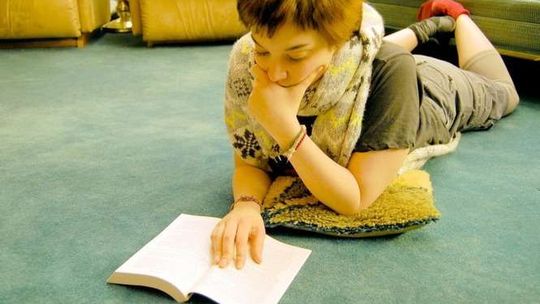 Rób co chcesz, tylko czytaj. Jak szkoły propagują czytanie?