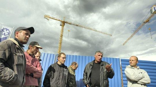 Robotnicy blokują budowę osiedla. "Firma jest nam winna po 2,5 tys. zł na osobę"