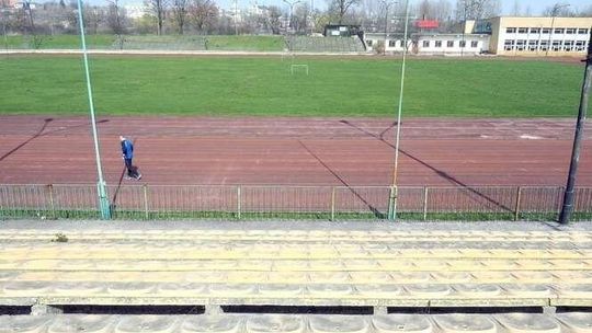 Robotnicy przejmują stadion lekkoatletyczny. Rusza przebudowa