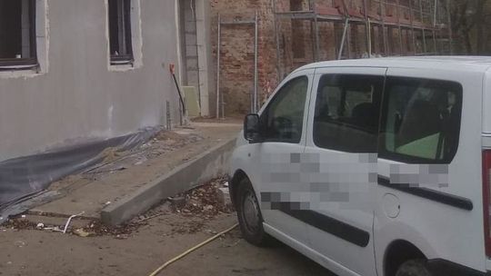 Robotnik wypadł z okna na pierwszym piętrze spichlerza. Był nietrzeźwy