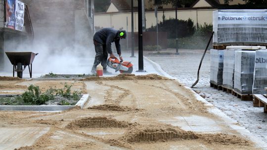 Roboty wokół Rynku w Końskowoli przyspieszyły, coraz bliżej do ich zakończenia [zdjęcia]