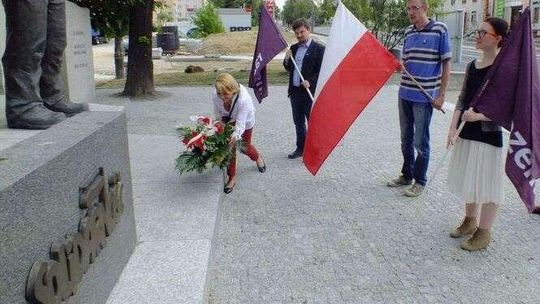 Rocznica Lubelskiego Lipca 80. Kwiaty pod Krzyżem Wdzięczności