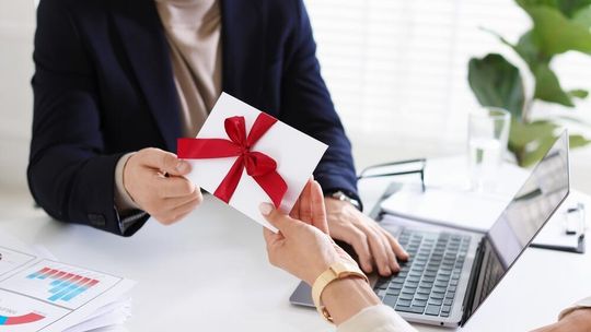Rocznica pracy, awans, zamknięty projekt. Jak docenić pracownika w ciągu roku, nie tylko na święta