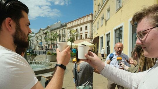 Rocznica wyborów 4 czerwca. Toast za wolność na pl. Wolności