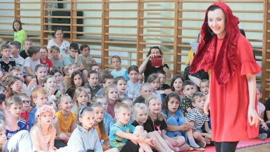 Rodzice na scenie. Niecodzienny spektakl na Dzień Dziecka (zdjęcia)