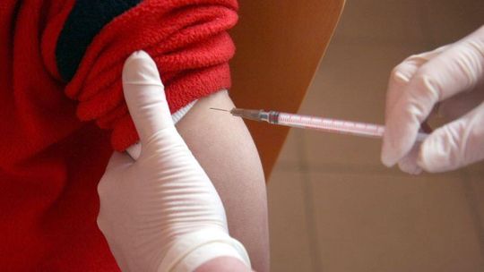 Rodzice nie chcą szczepić dzieci, bo boją się ryzyka