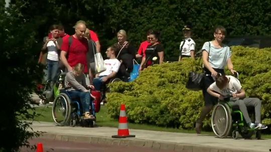 Rodzice niepełnosprawnych: "Zawieszamy protest po 40 dniach walki, pogardy i upokorzeń ze strony rządu"