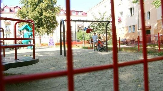 Rodzice ostrzegają: Mężczyzna zaczepiał dzieci pomiędzy blokami 