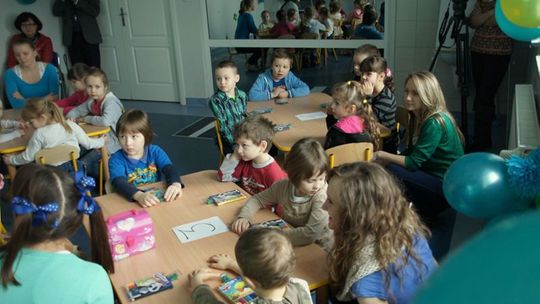 Rodzice popatrzą na dzieci w szkole przez lustro weneckie