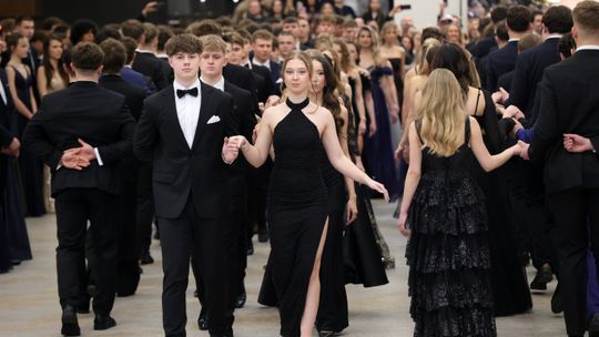 Rodzice sięgają do kieszeni. Maturzyści szykują kreacje na studniówki