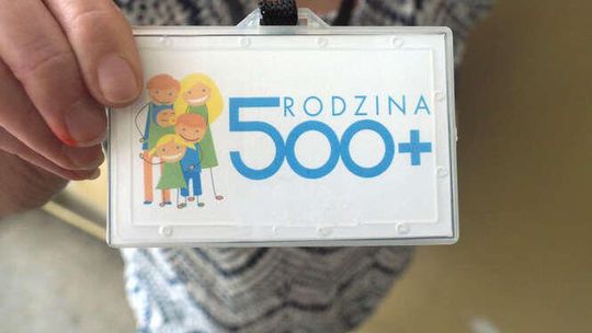 Rodzice skarżą się na opóźnienia w wypłatach. "Pieniądze na pewno dotrą"