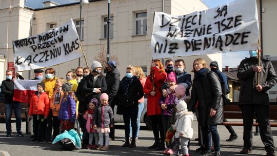 Rodzice z Dęblina przeciw zmianom w szkołach. Burmistrz: kończymy z "Bizancjum"